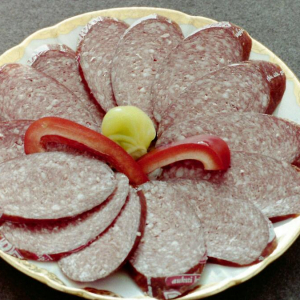 Почему колбасу необходимо резать под углом: неожиданное объяснение повара